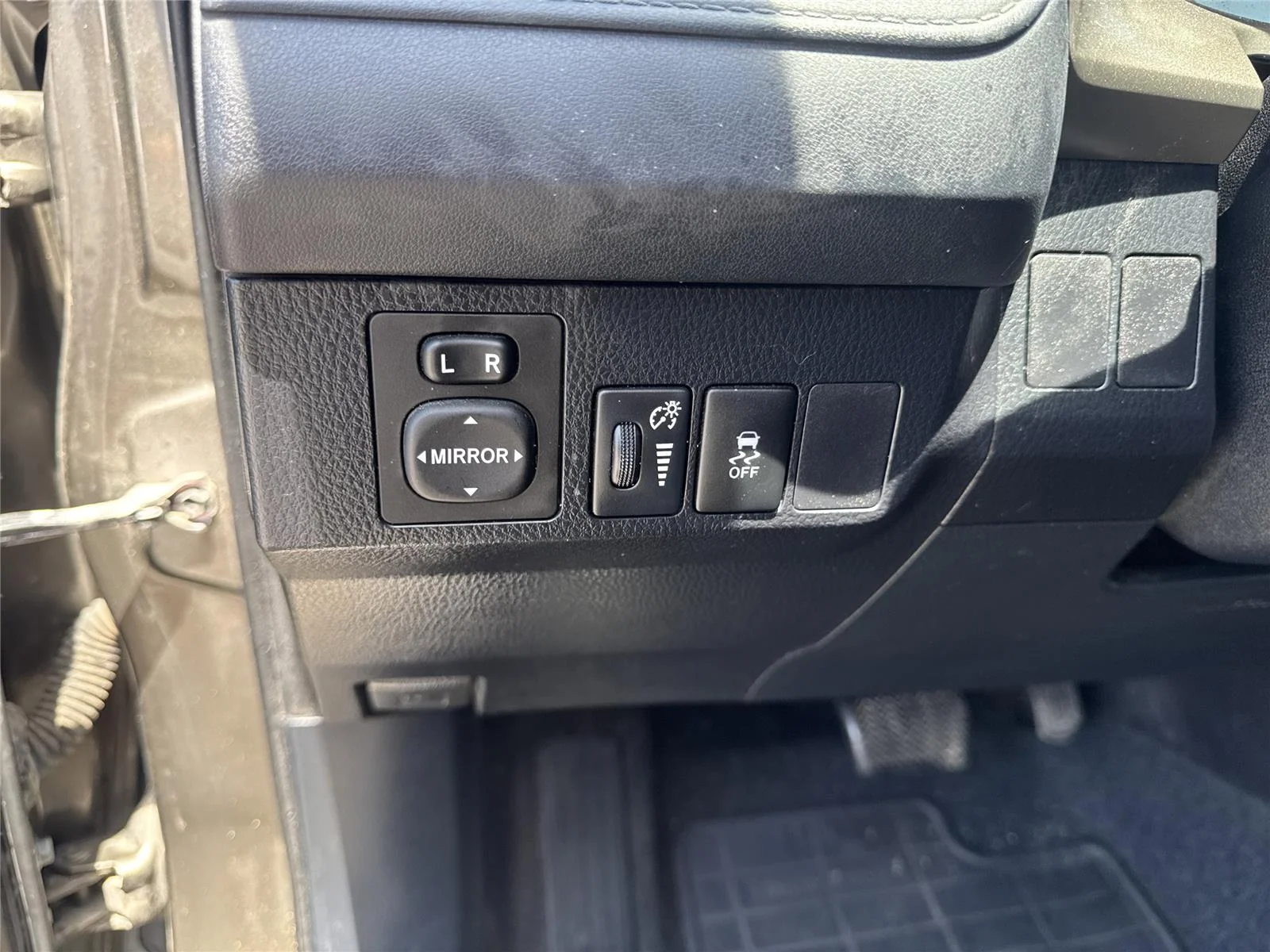 Used 2014 Pyrite Mica Toyota LE image 19