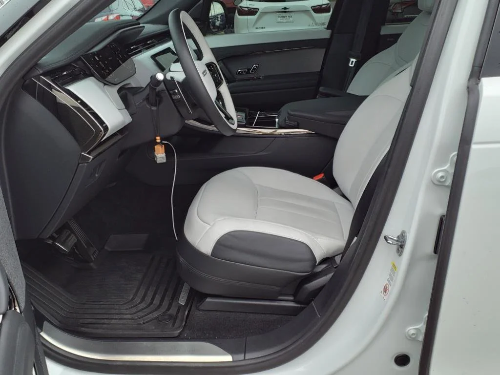 Used 2024 White Land Rover Dynamic SE image 15