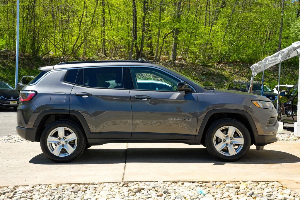 Used 2022 Gray Jeep Latitude image 8