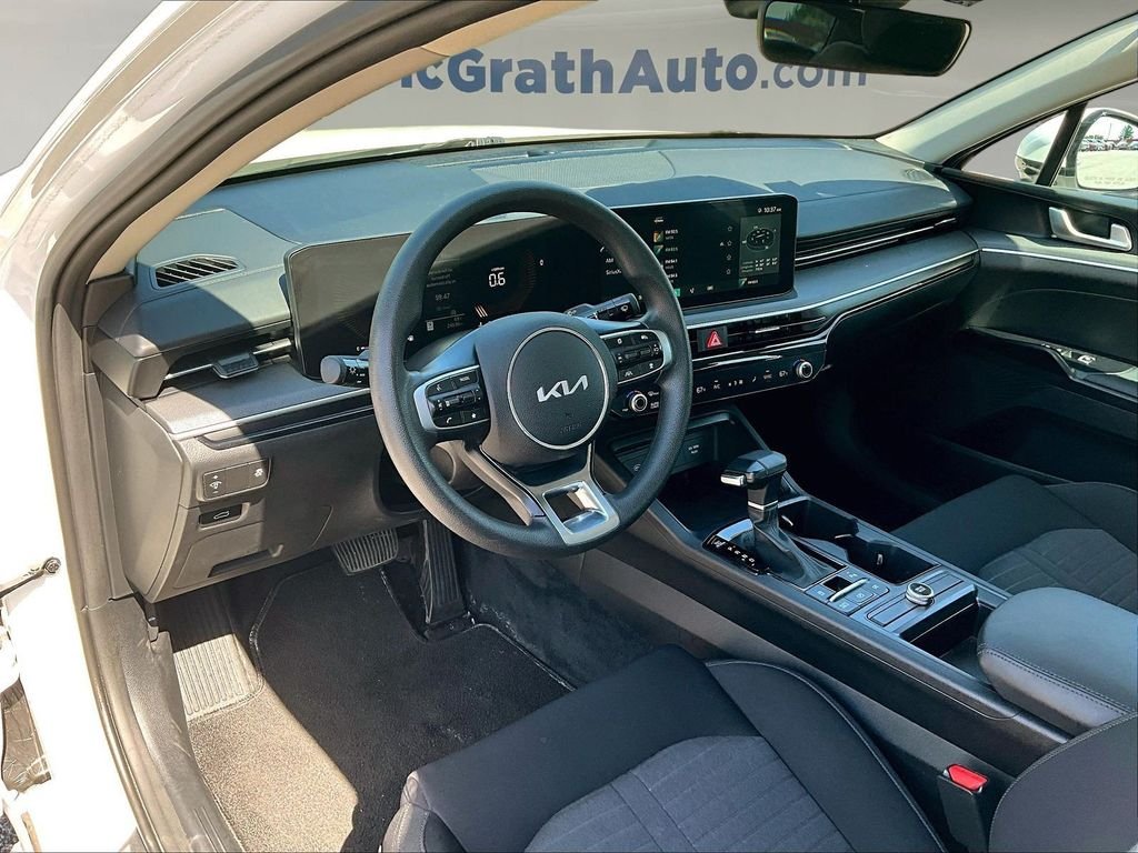 Used 2025 White Kia LXS image 17