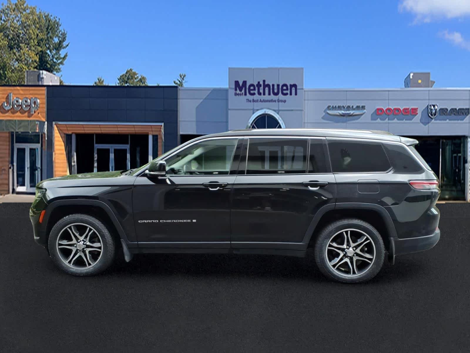 Used 2022 Diamond Black Crystal Pearlcoat Jeep Limited image 6