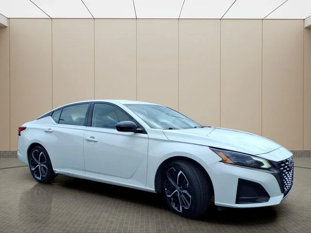 Used 2024 White Nissan 2.5 SR image 4
