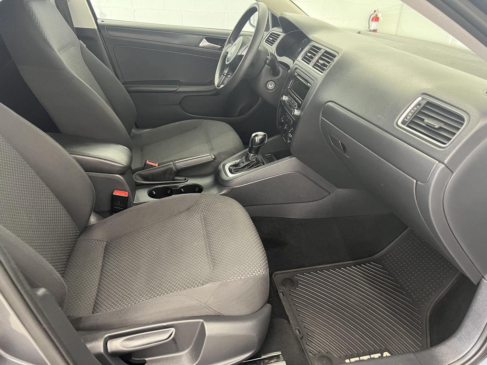 Used 2014 Platinum Gray Metallic Volkswagen S image 25