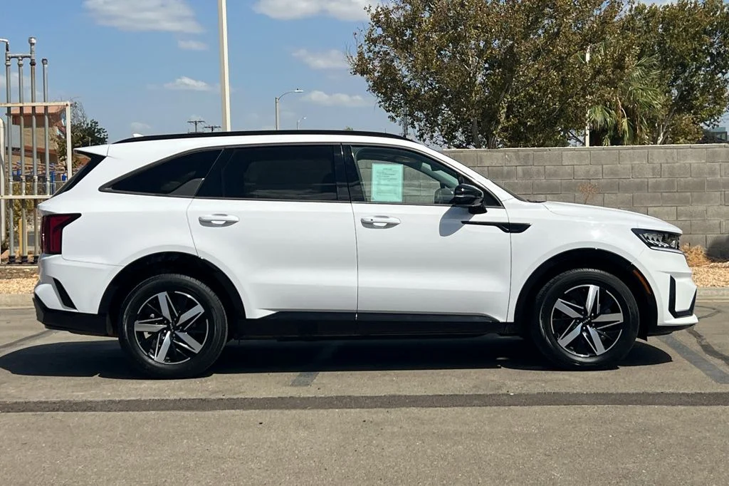 Used 2022 White Kia S image 3