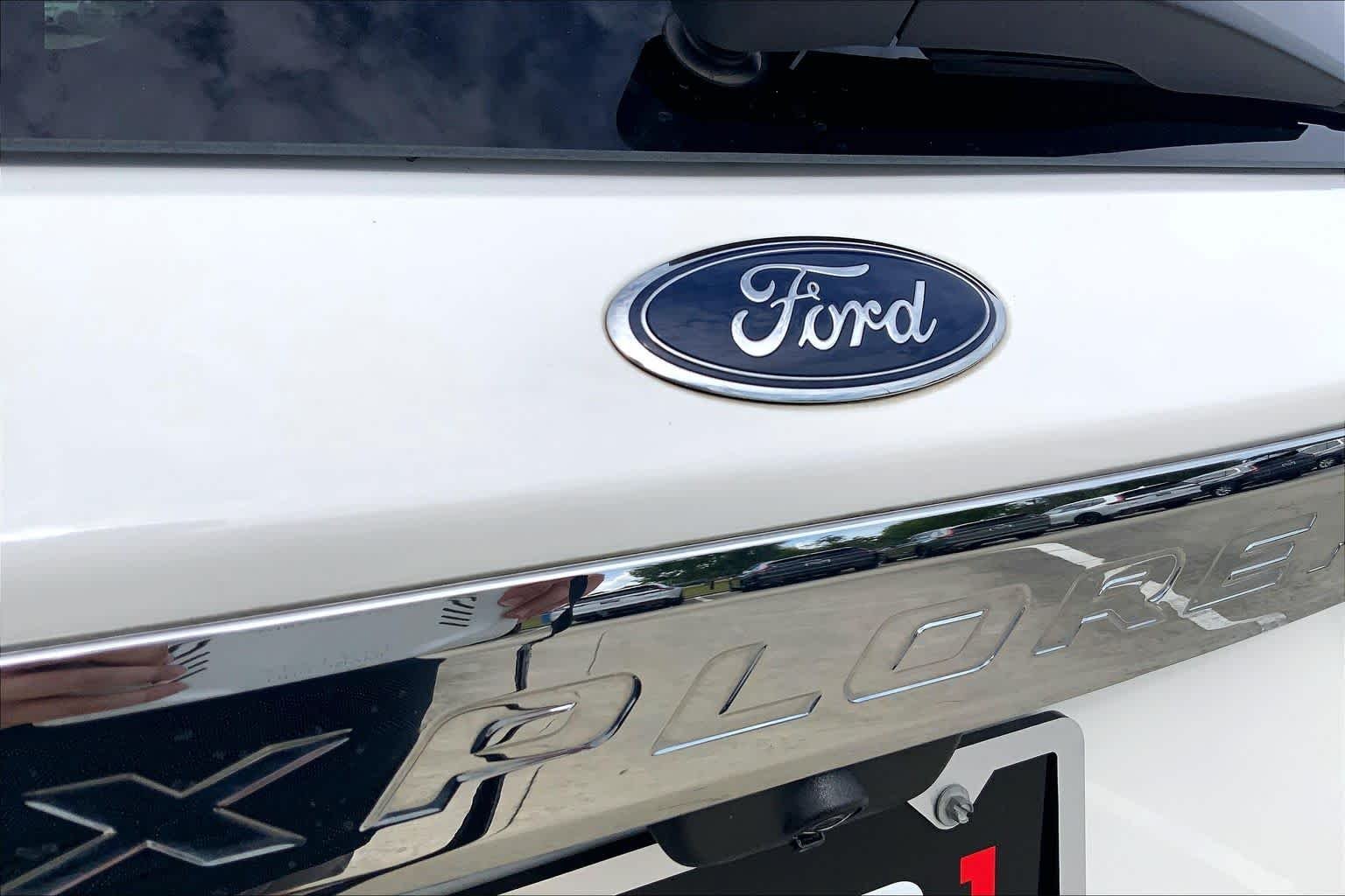 Used 2022 Star White Metallic Tri-Coat Ford Limited image 10