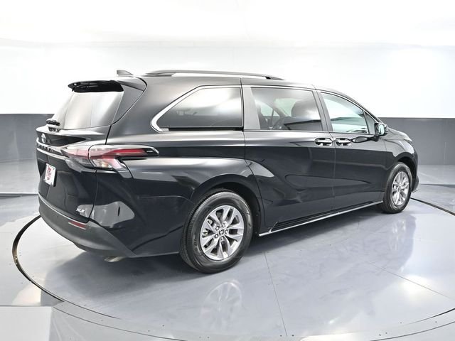 2025 Toyota Sienna XLE photo 4
