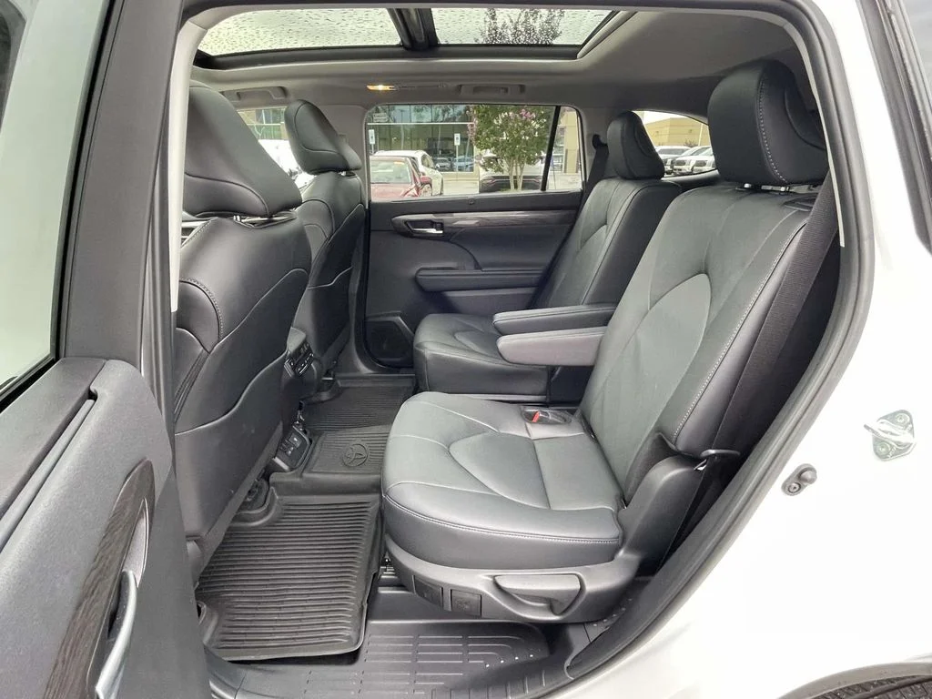 Used 2024 Wind Chill Pearl Toyota Platinum image 4