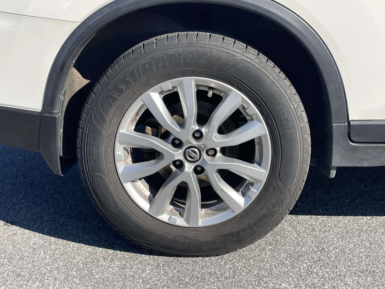 Used 2020 Pearl White Tricoat Nissan SV image 31