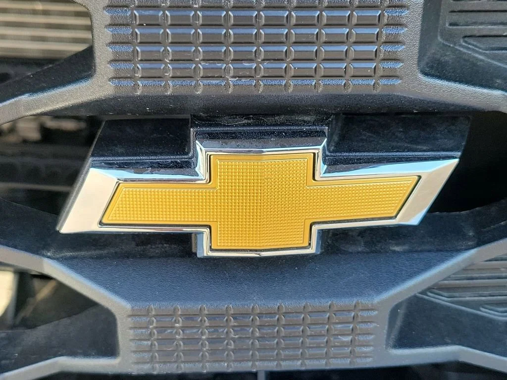 New 2026 Summit White Chevrolet WT image 18