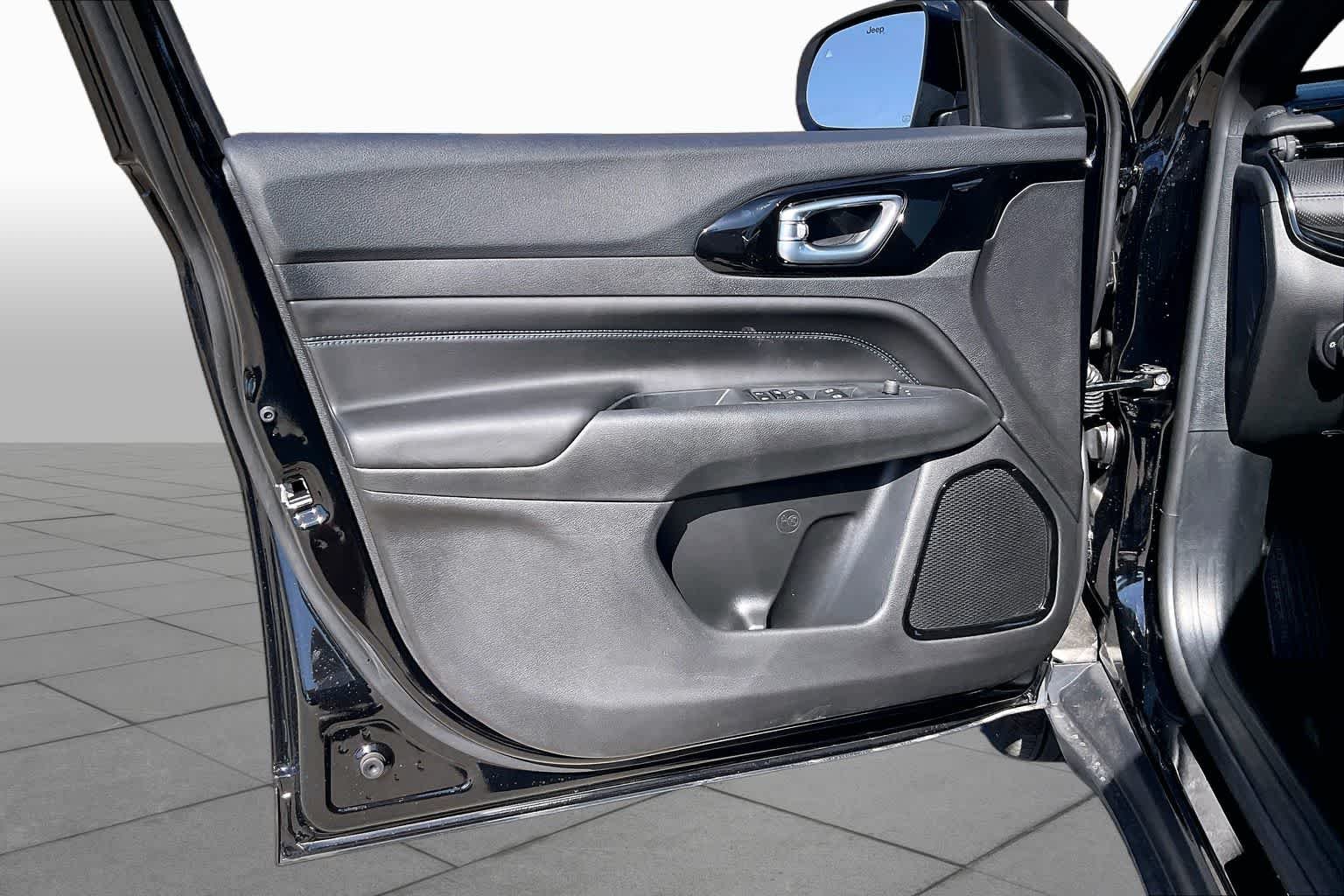 New 2026 Diamond Black Crystal Pearlcoat Jeep Latitude image 10