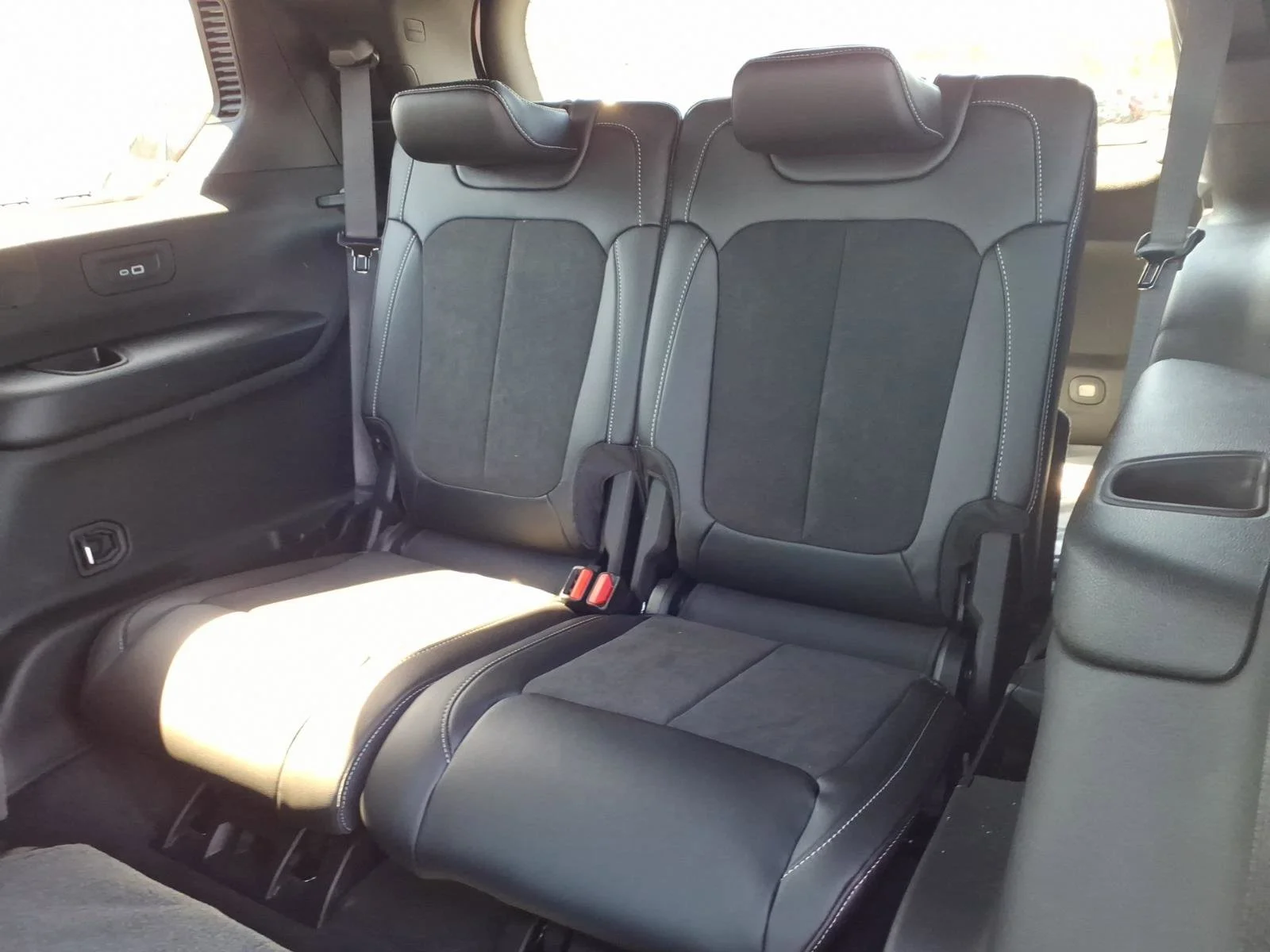 New 2026 Bright White Clear-Coat Exterior Paint Jeep Laredo image 16