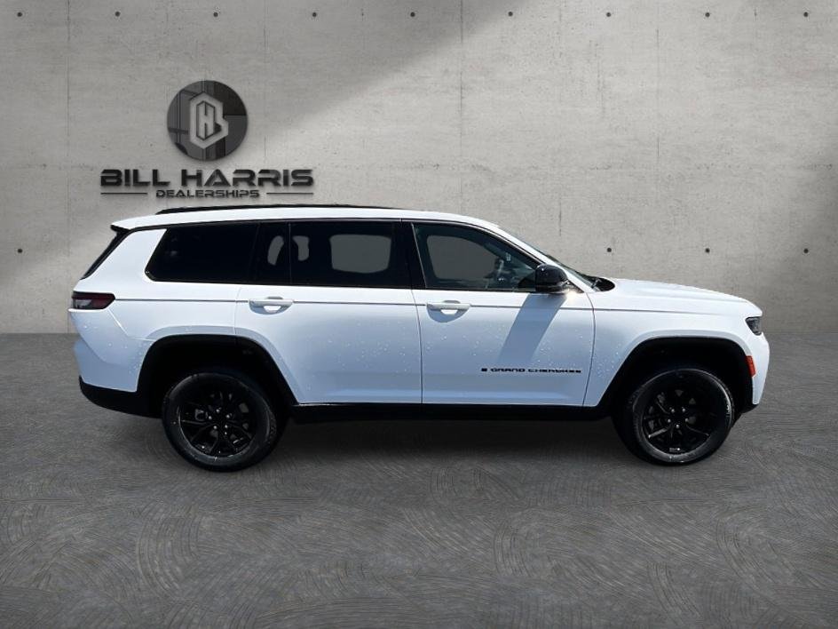 New 2026 Bright White Clear-Coat Exterior Paint Jeep Altitude image 4