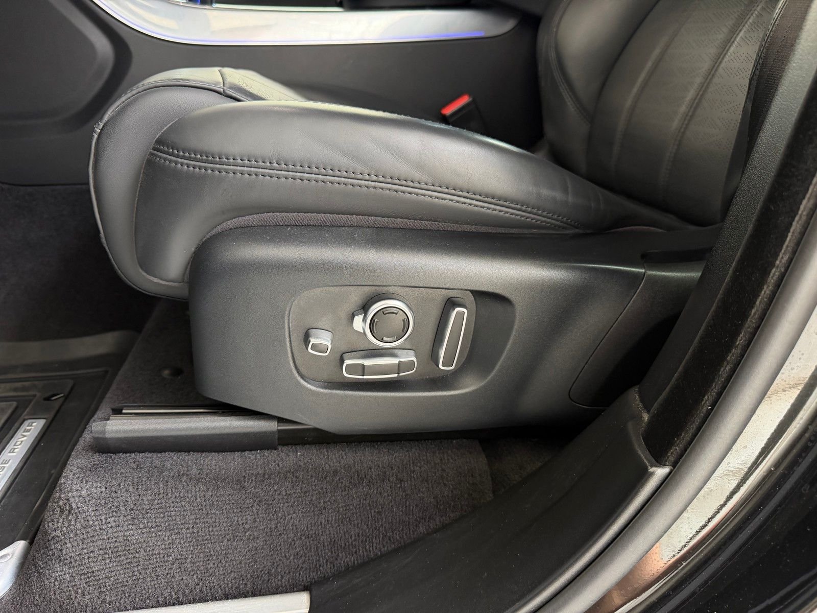 Used 2019 Black Land Rover Autobiography image 8