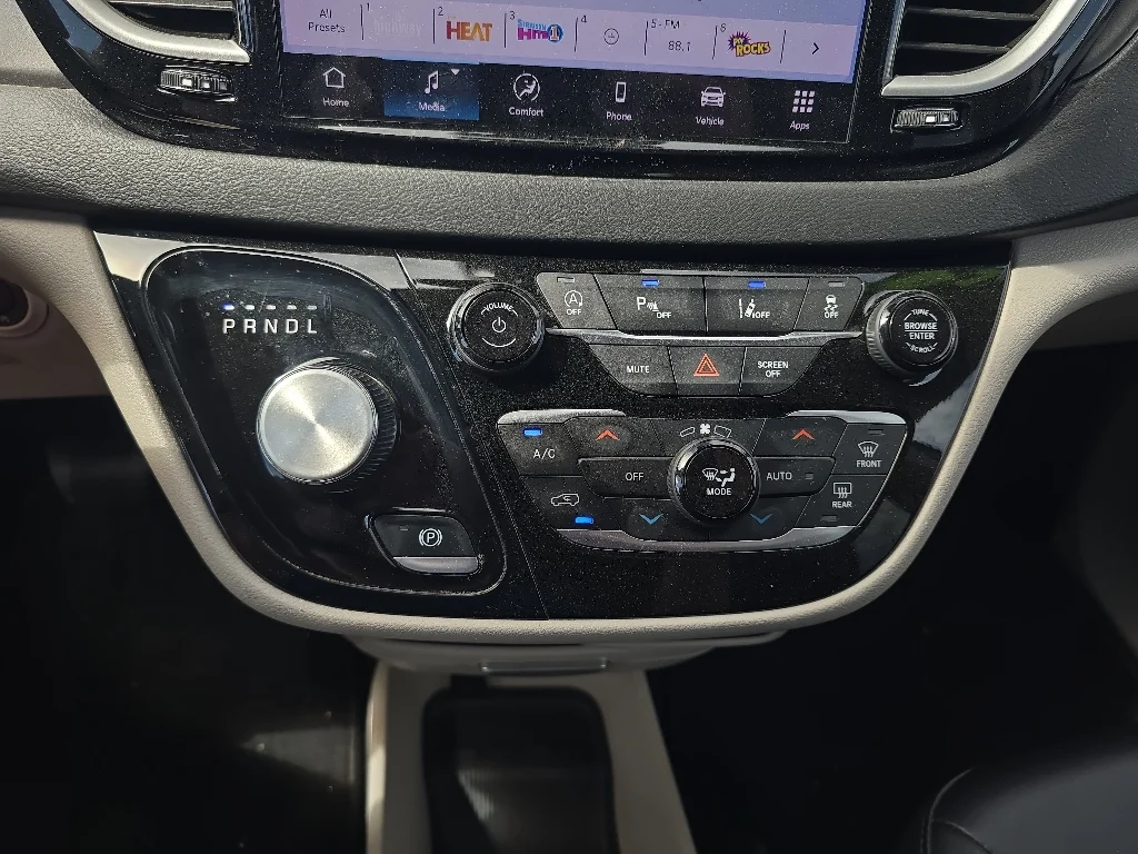 Used 2024 Silver Chrysler Touring L image 18