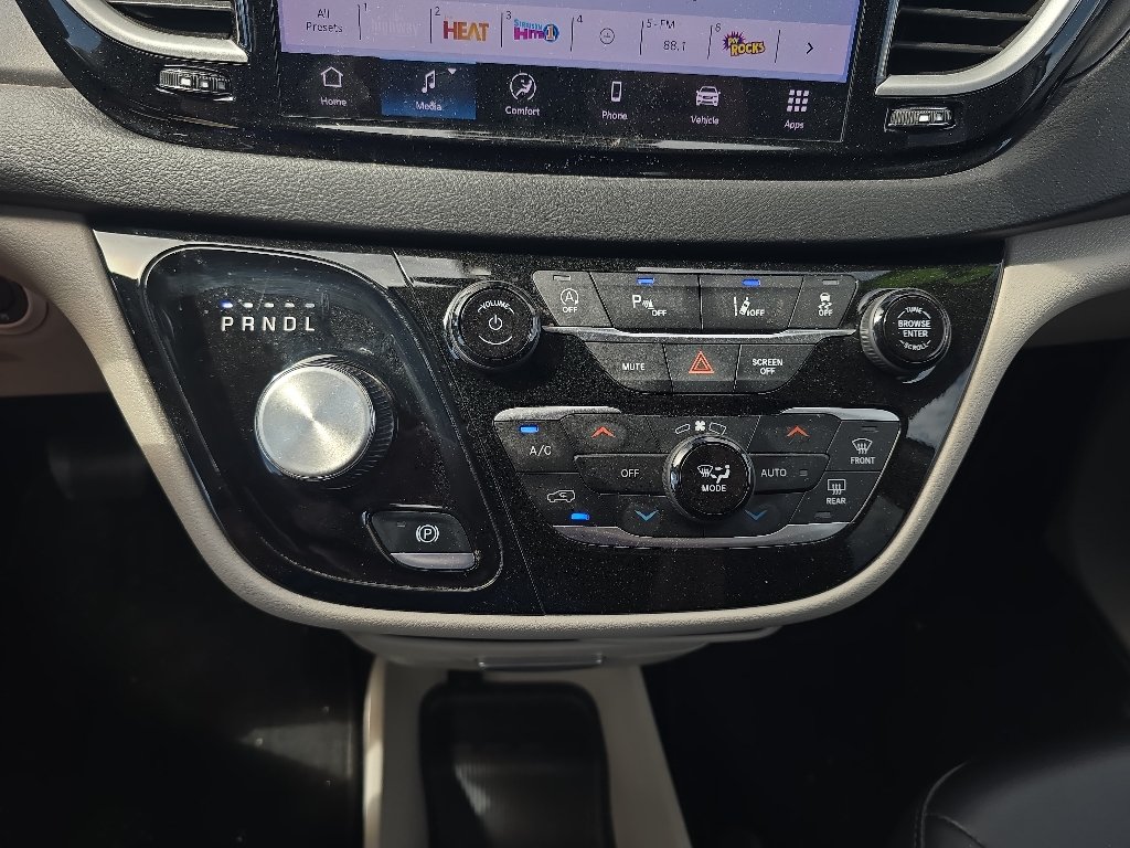 Used 2024 Silver Chrysler Touring L image 18