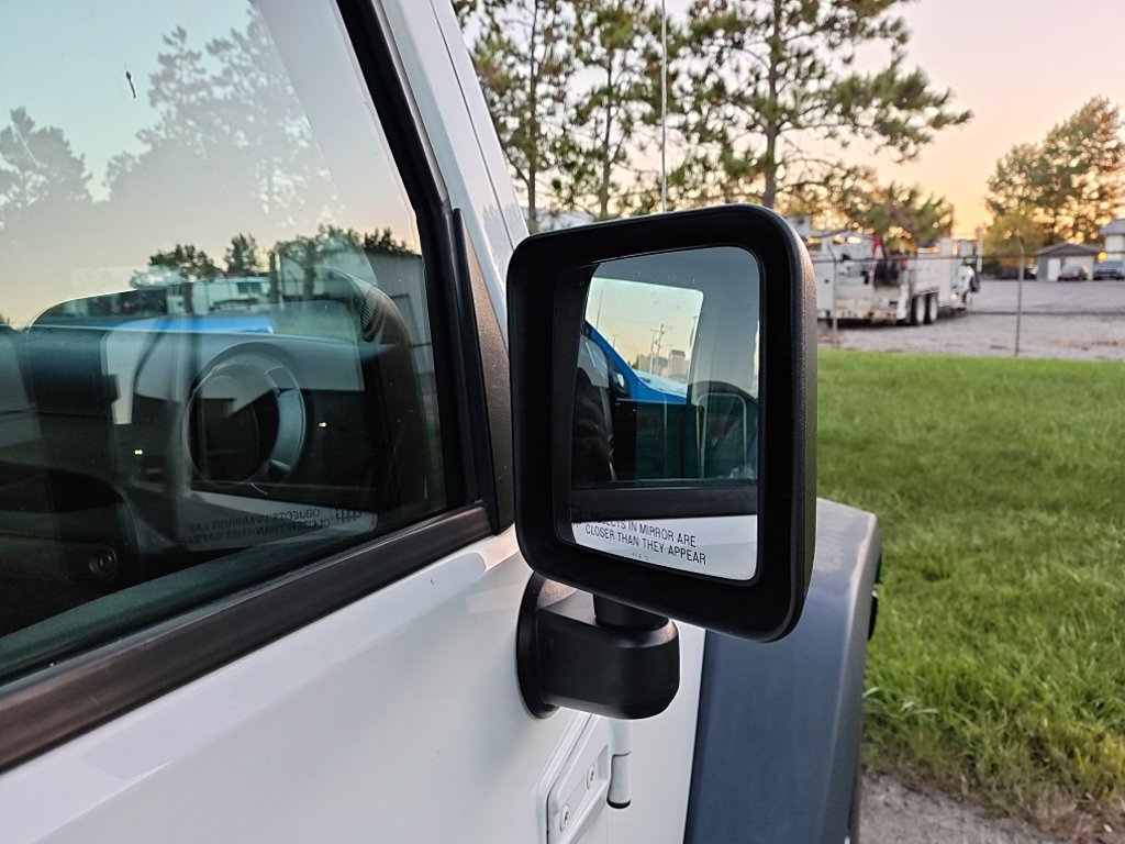 Used 2013 White Jeep Sahara image 9