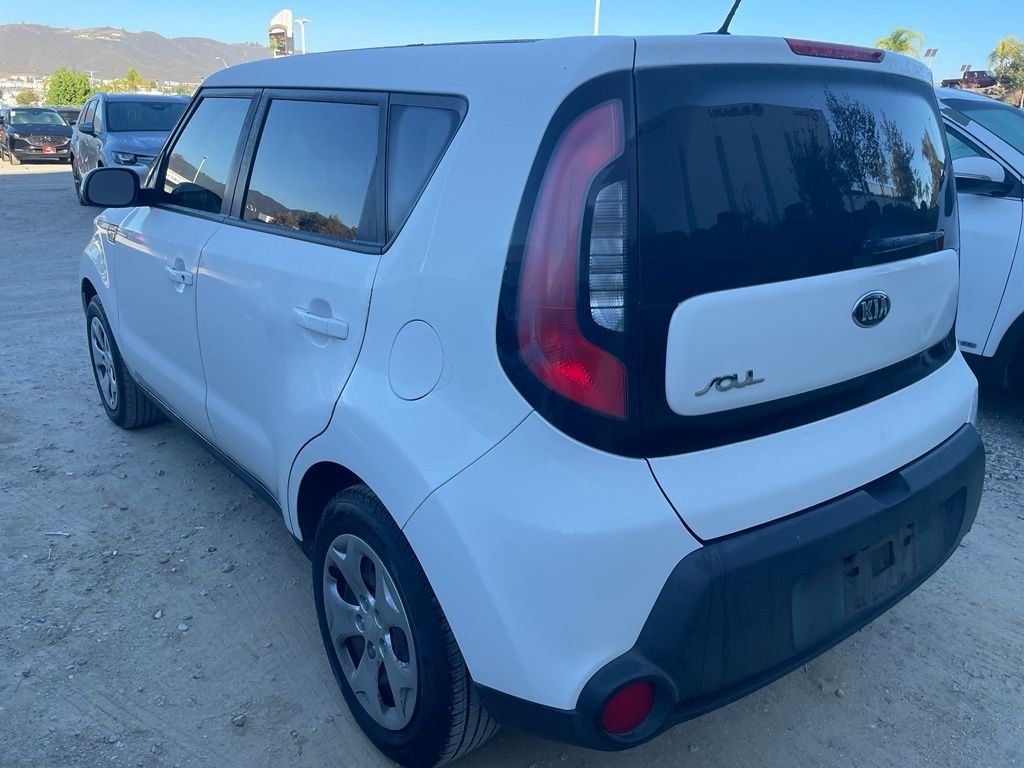 Used 2015 Clear White Kia Base image 8