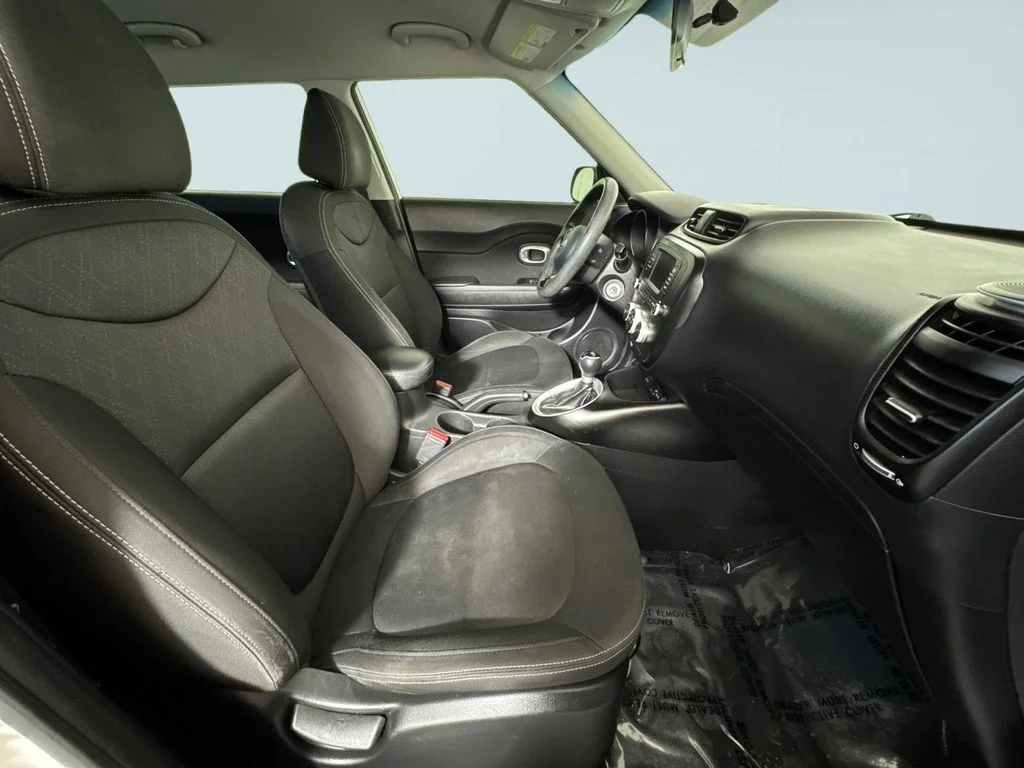 Used 2018 White Kia Base image 8