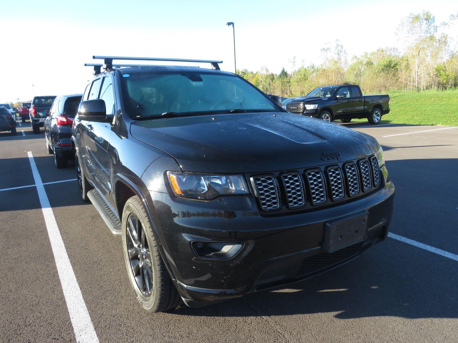 Used 2019 Diamond Black Crystal Pearlcoat Jeep Altitude image 13