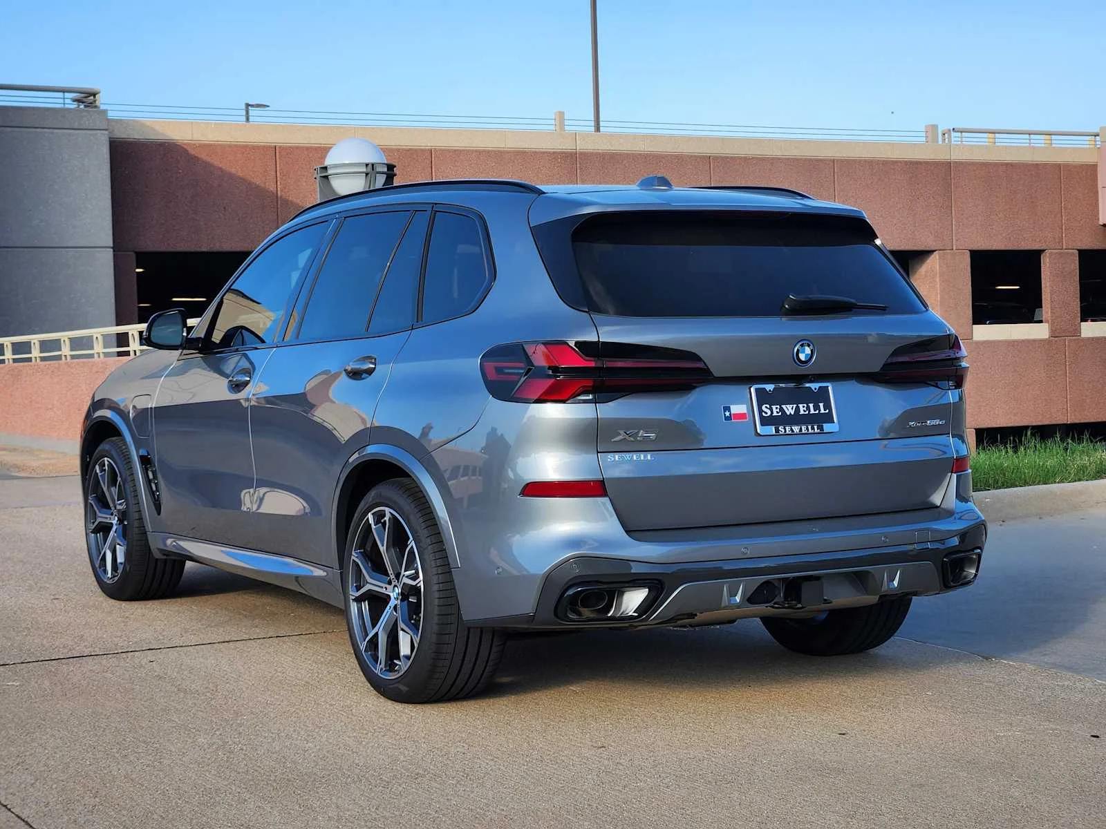 New 2026 Skyscraper Grey Metallic BMW xDrive50e image 3