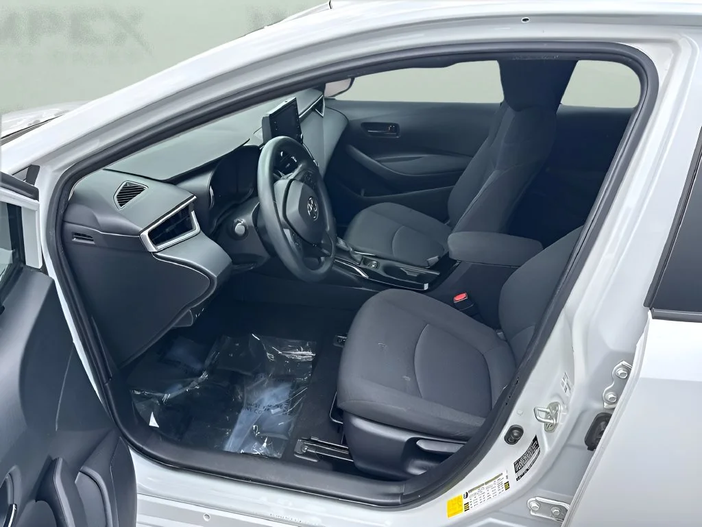 Used 2022 White Toyota LE image 10
