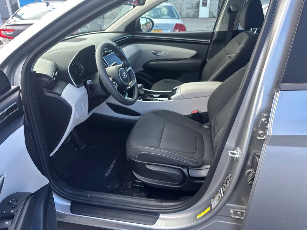 Used 2022 Silver Hyundai SE image 9