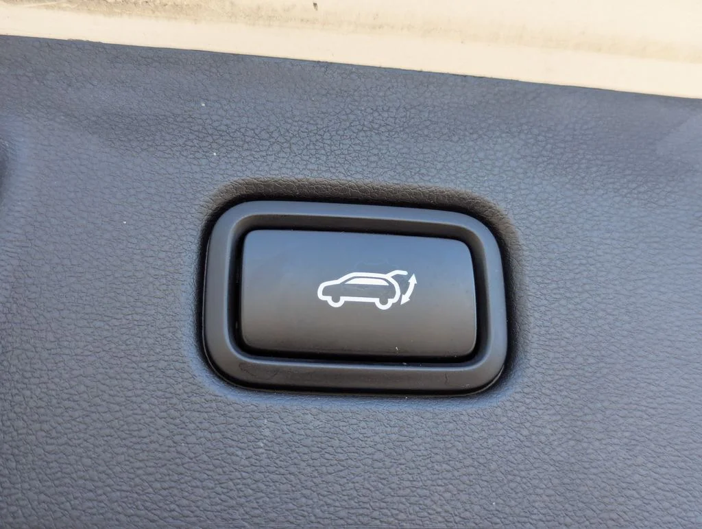 Used 2025 White Hyundai SEL Convenience image 35