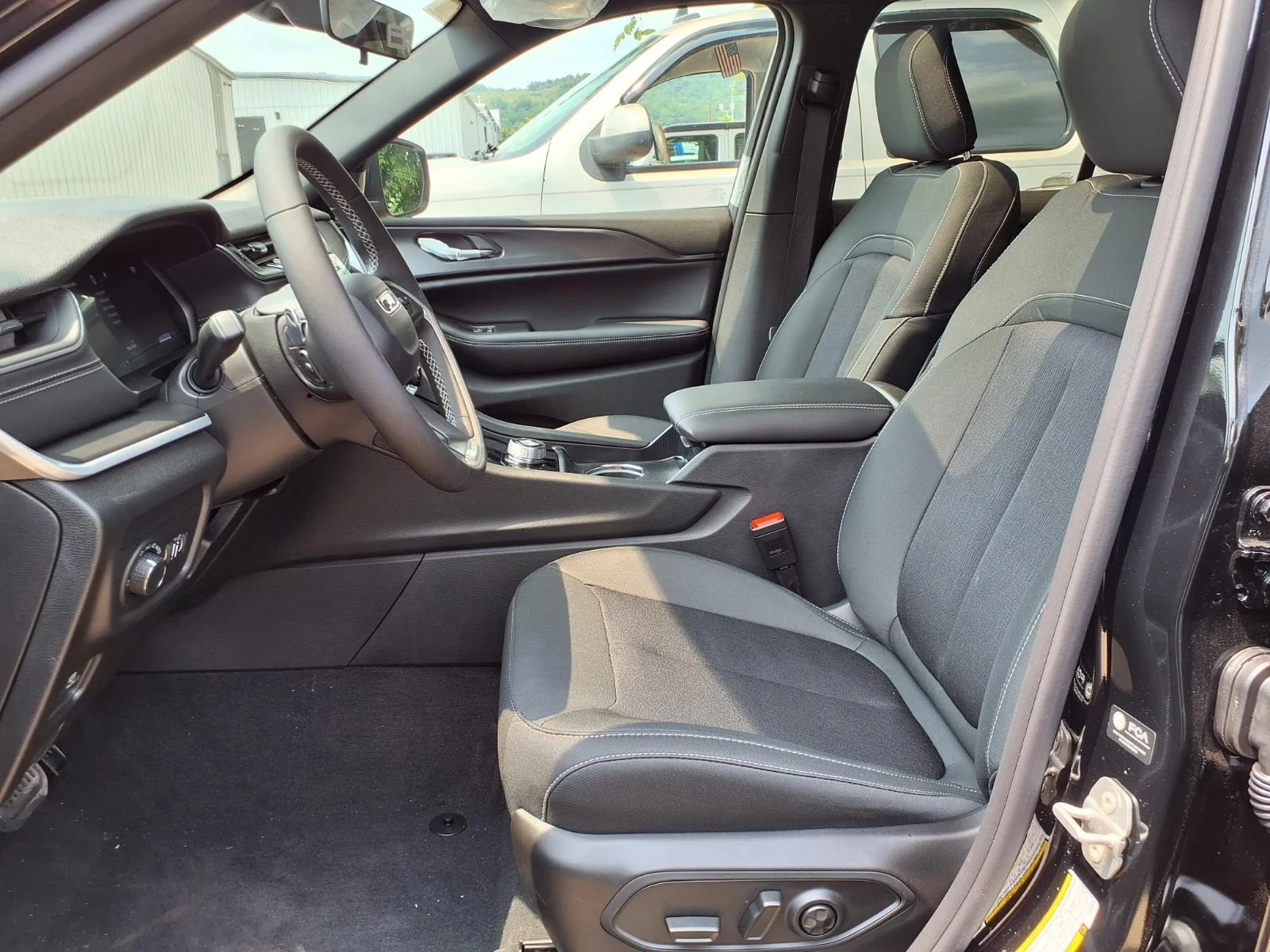 New 2026 Diamond Black Crystal Pearlcoat Jeep Laredo X image 4