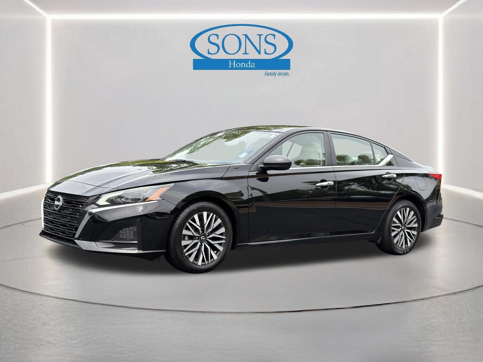 Used 2025 Super Black Nissan SV image 19