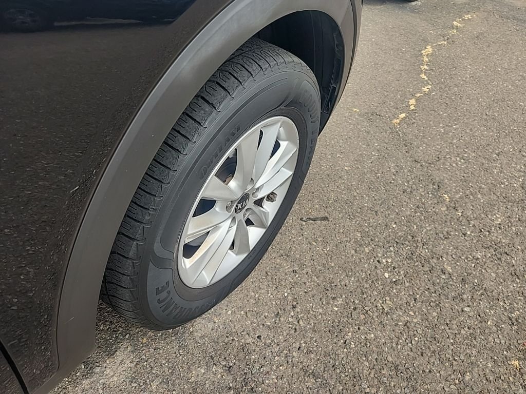 Used 2019 Black Kia L image 16