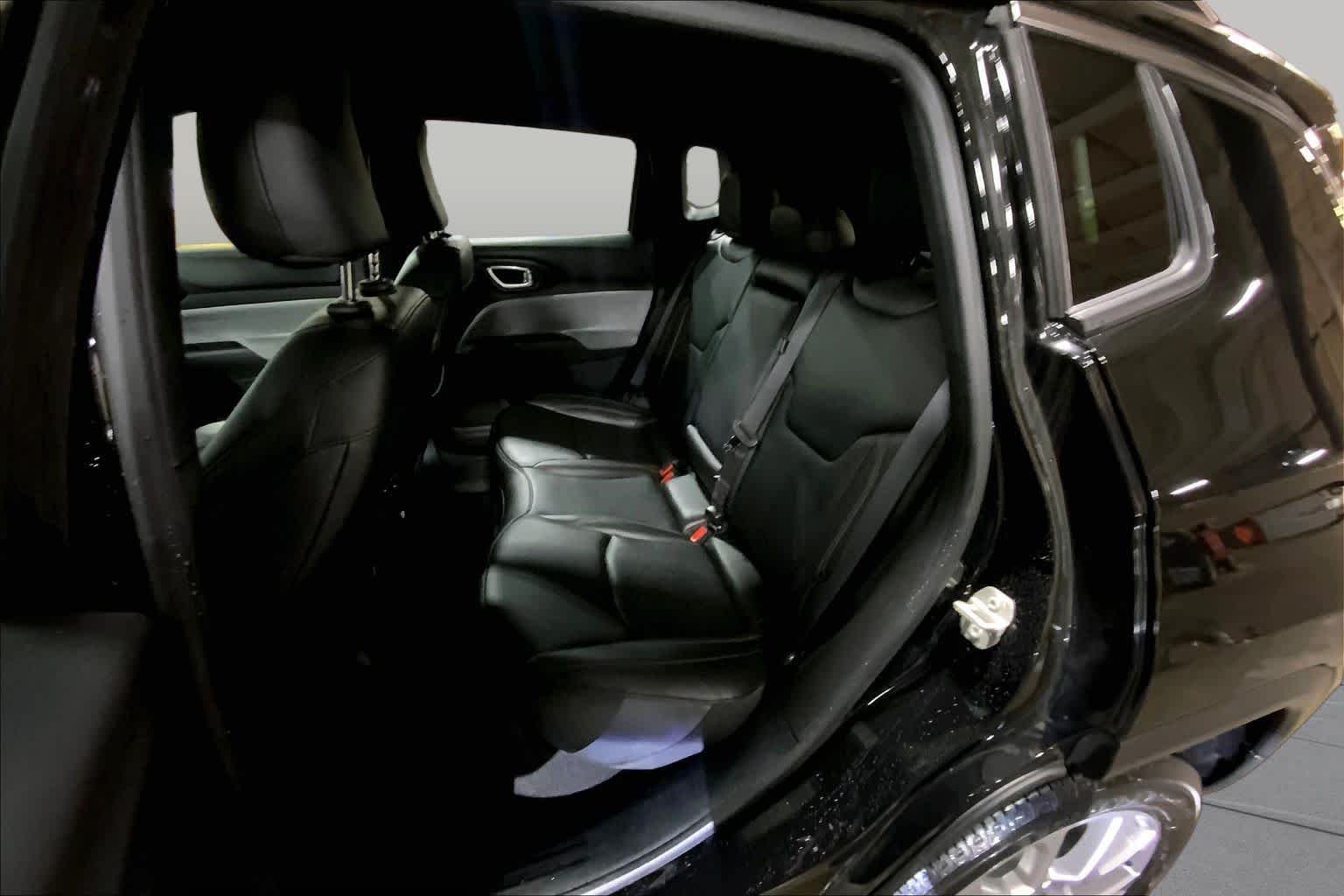 Used 2024 Diamond Black Crystal Pearlcoat Jeep Latitude Lux image 20