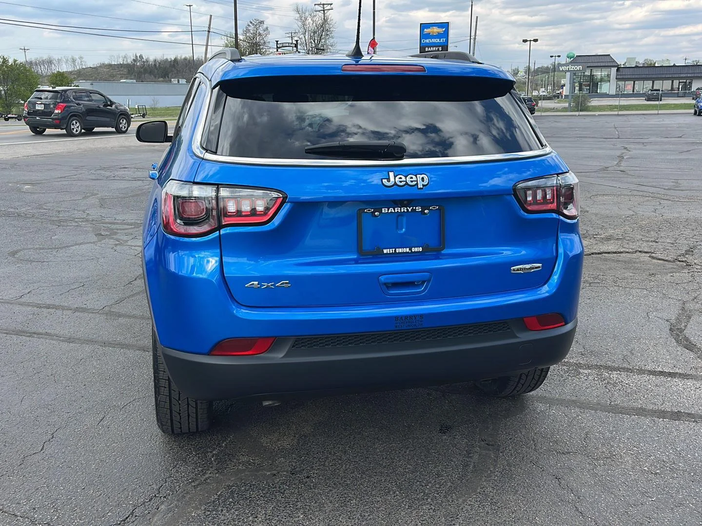 Used 2024 Hydro Blue Pearlcoat Jeep Latitude Lux image 4