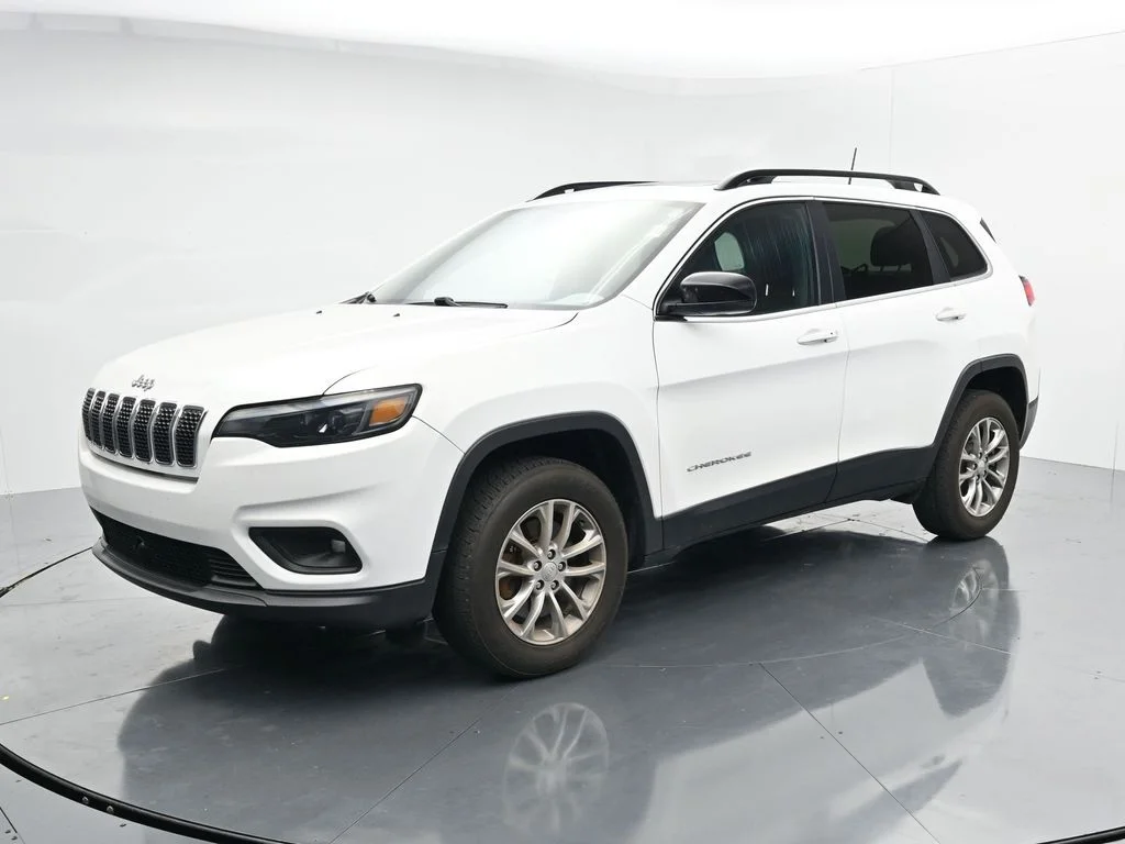 Used 2022 White Jeep Latitude Lux image 3