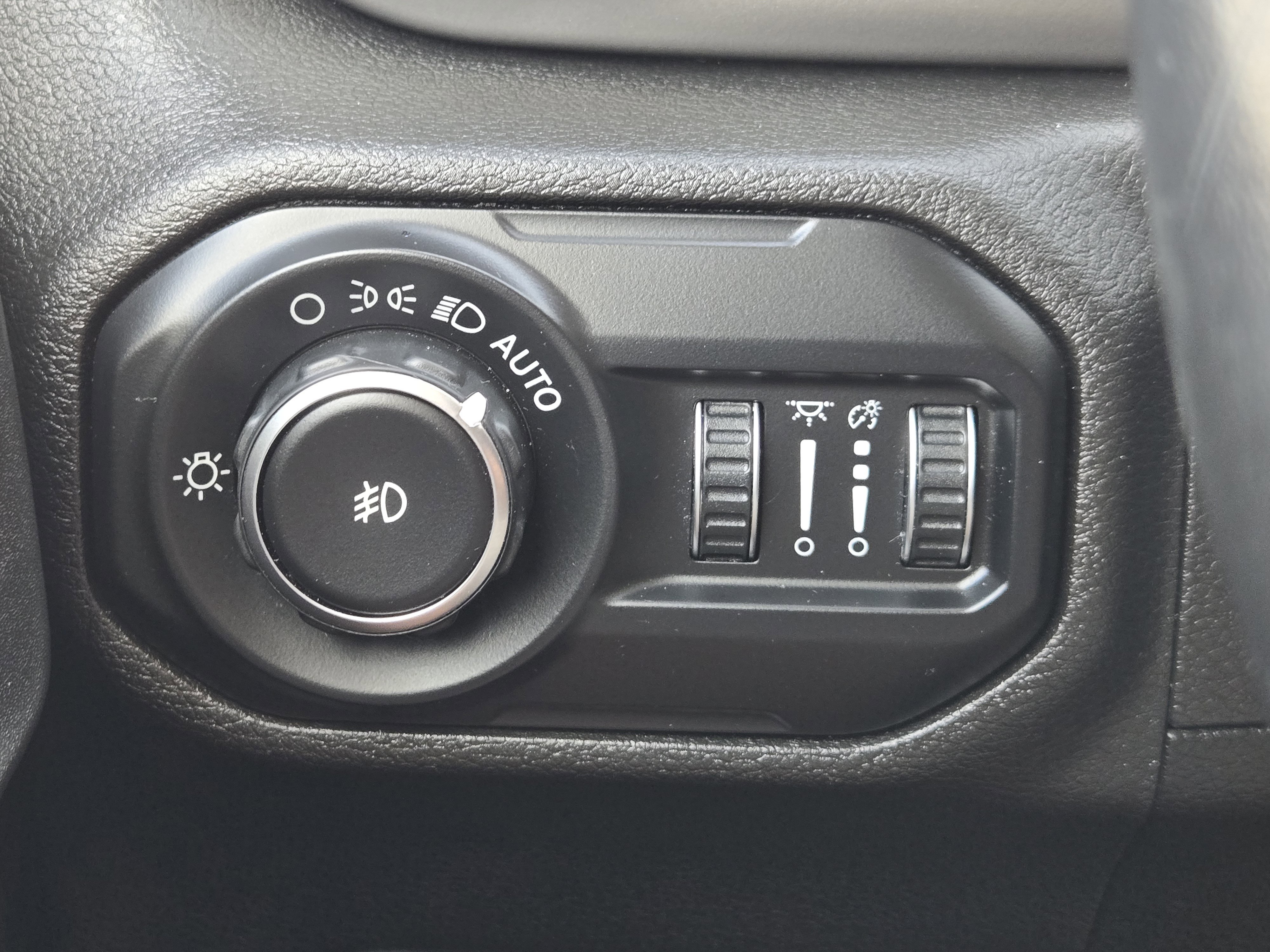Used 2019 Granite Crystal Metallic Clearcoat Jeep Sport S image 23