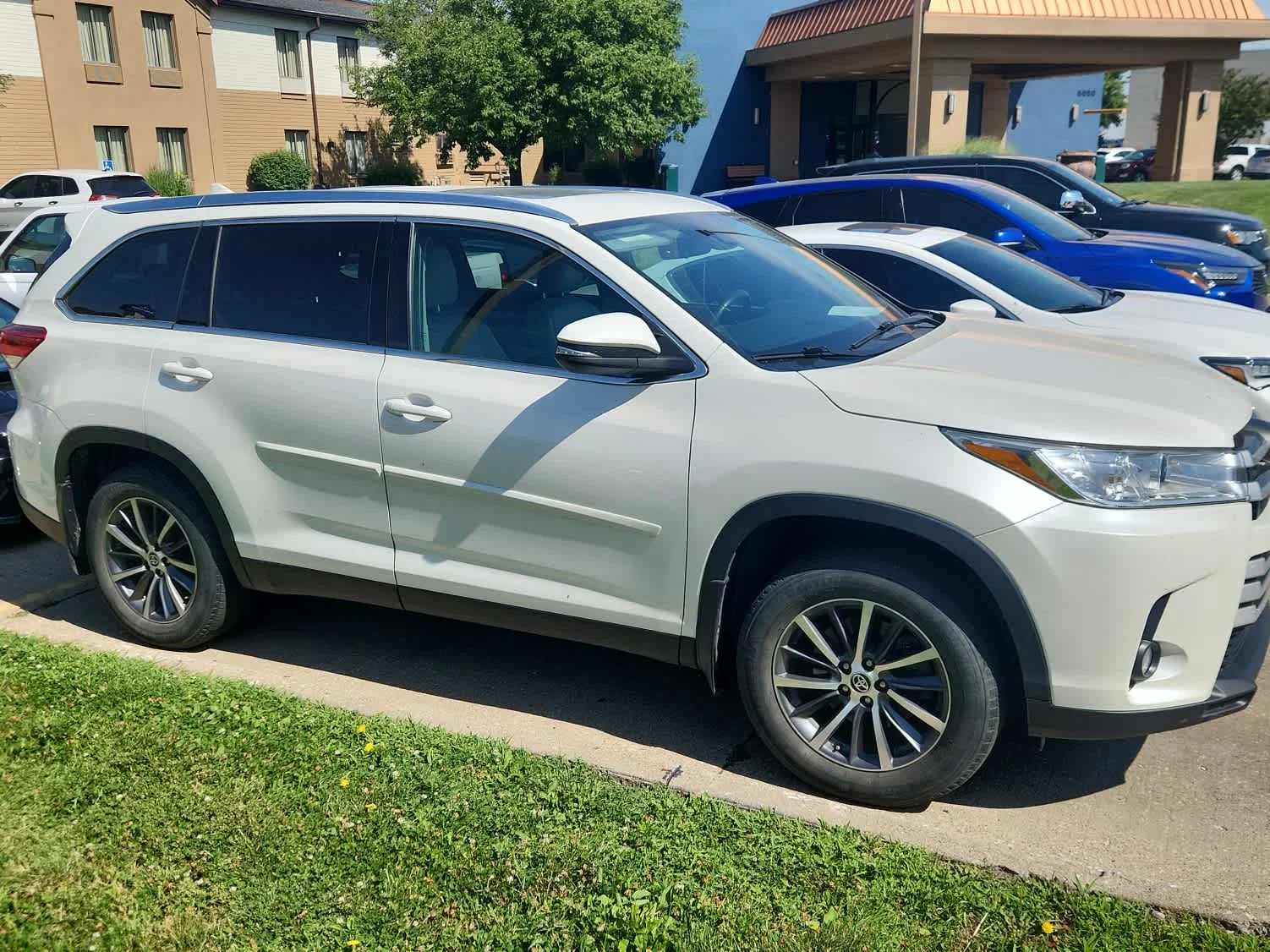 Used 2019 Blizzard Pearl Toyota XLE image 4