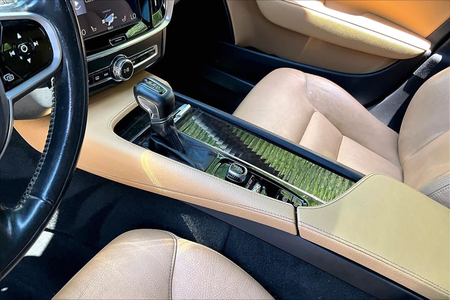 Used 2018 Onyx Black Metallic Volvo Momentum image 15