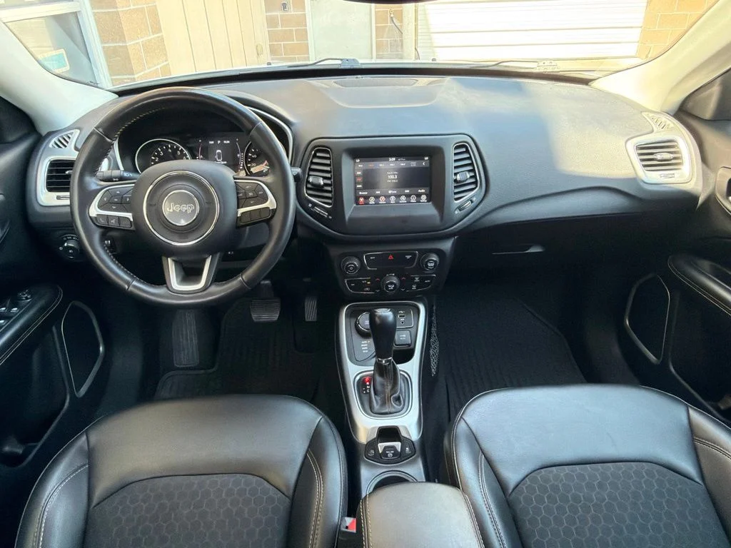 Used 2019 White Jeep Latitude image 10
