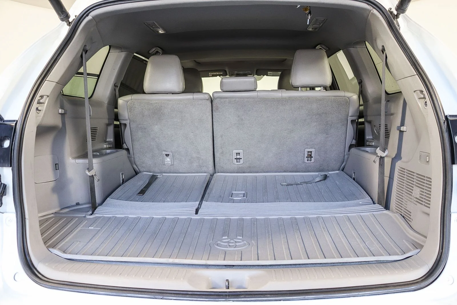 Used 2018 White Toyota XLE image 23