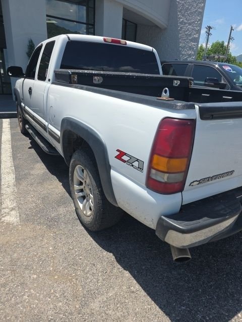 Used 2002 White Chevrolet LT image 2