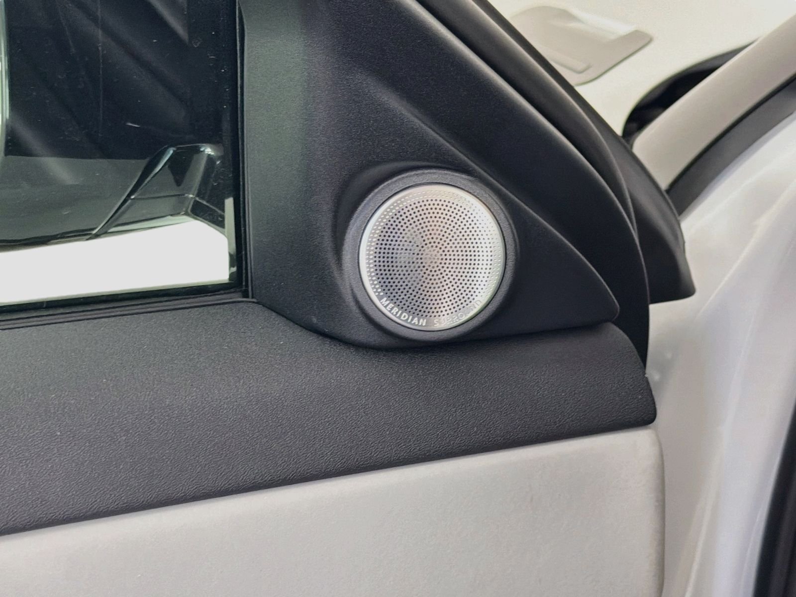 New 2026 Fuji White Land Rover Hoxton Edition image 22