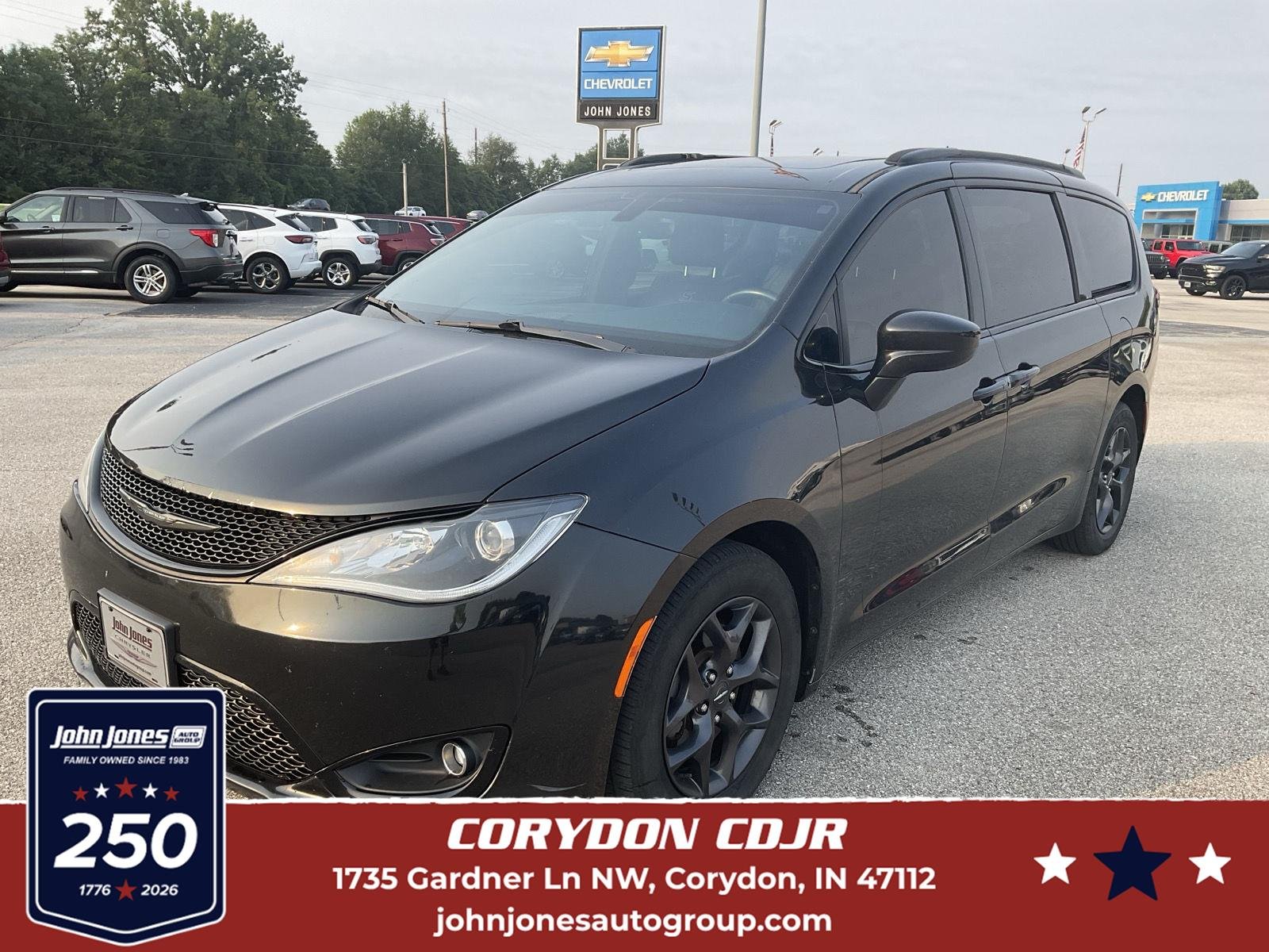 Used 2019 Brilliant Black Crystal Pearlcoat Chrysler Touring L Plus image 1