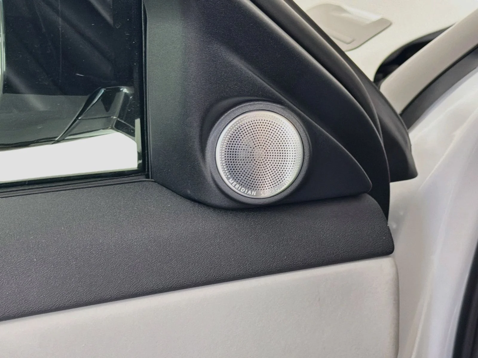 New 2026 Fuji White Land Rover Hoxton Edition image 22