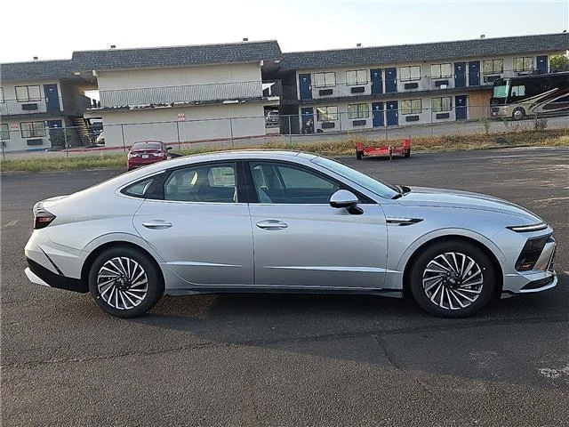 New 2026 Aero Silver Hyundai Limited image 5