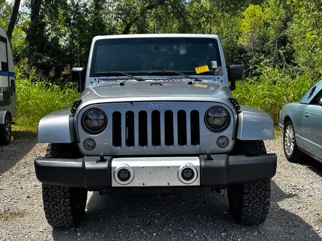 Used 2015 Silver Jeep Unlimited Sahara image 2