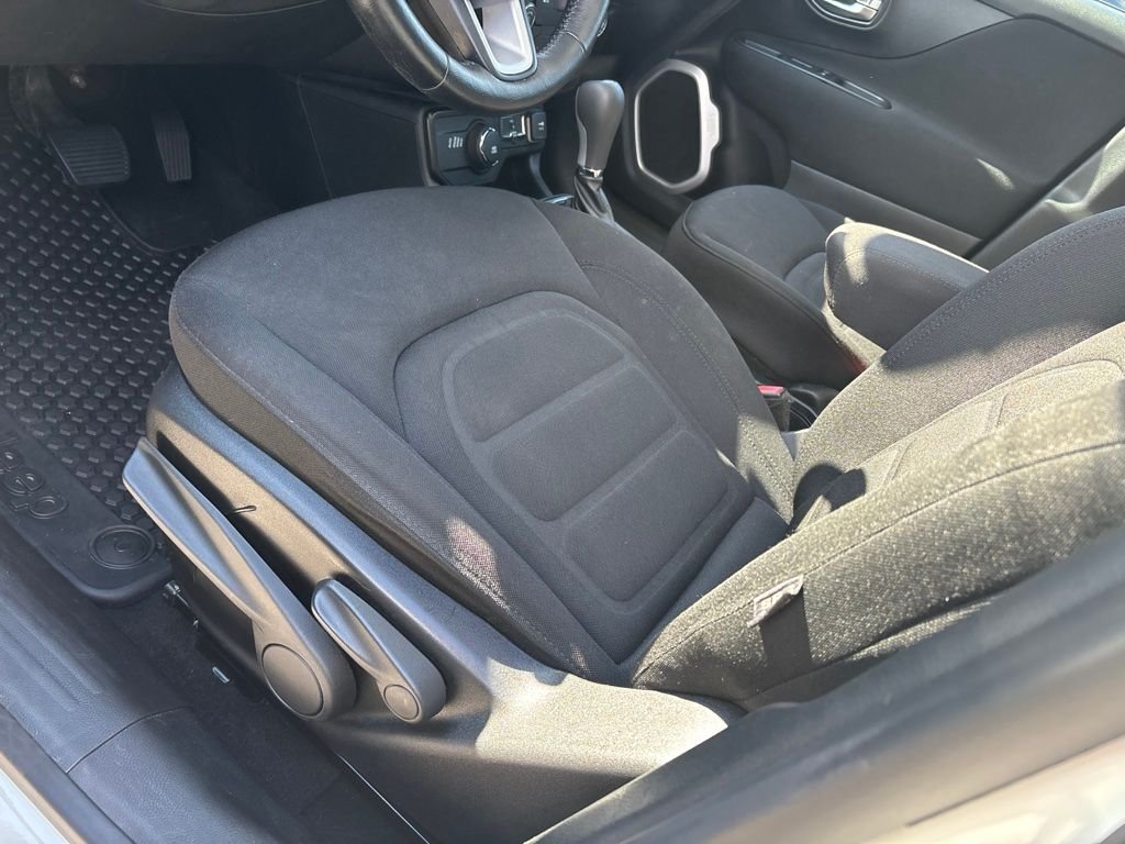 Used 2019 White Jeep Latitude image 15