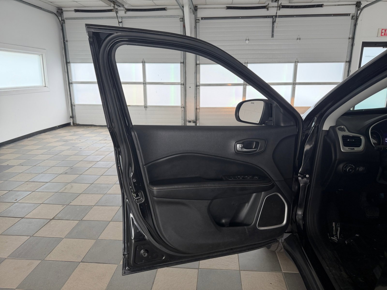 Used 2019 Diamond Black Crystal Pearlcoat Jeep Latitude image 26