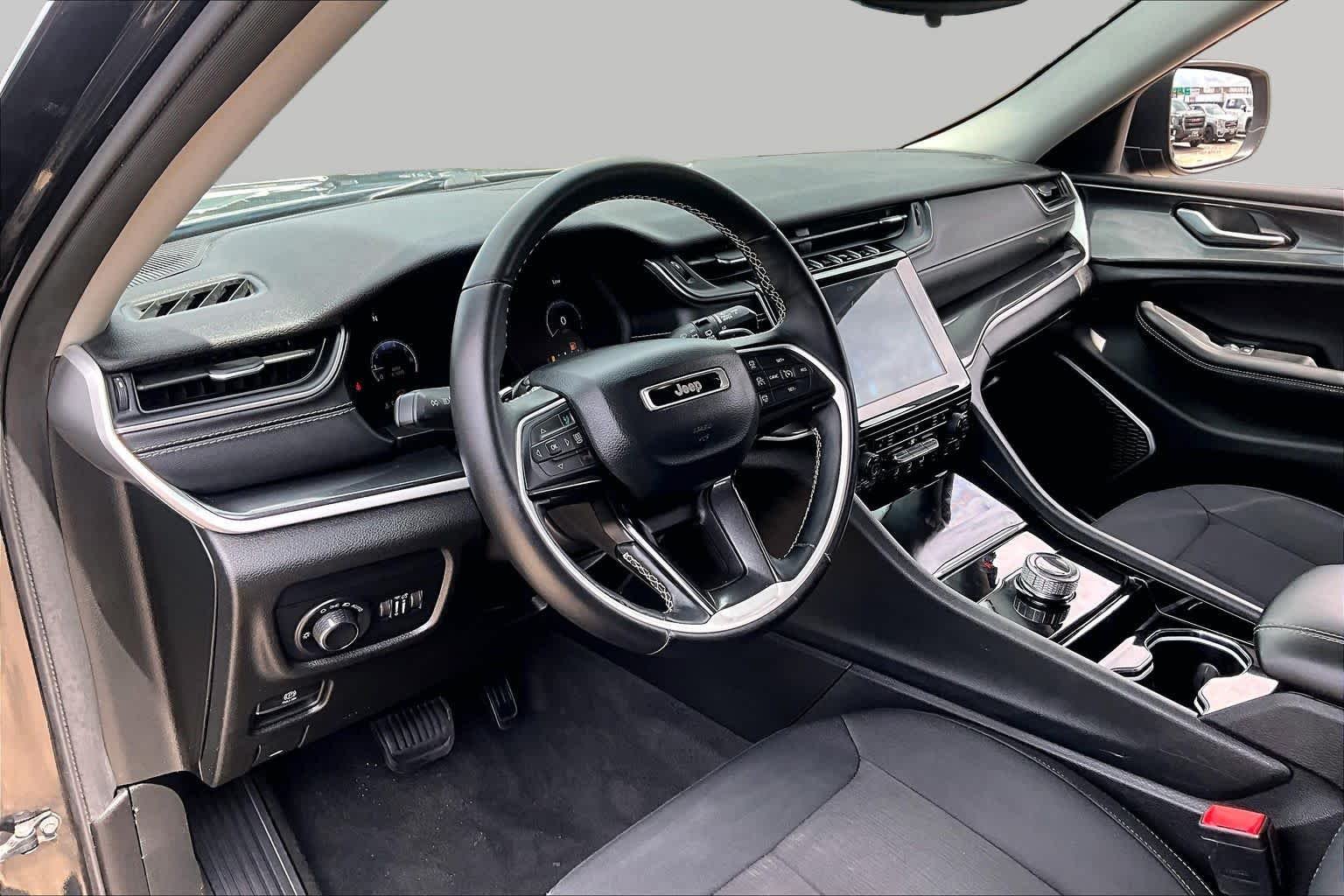 Used 2022 Diamond Black Crystal Pearlcoat Jeep Laredo image 18