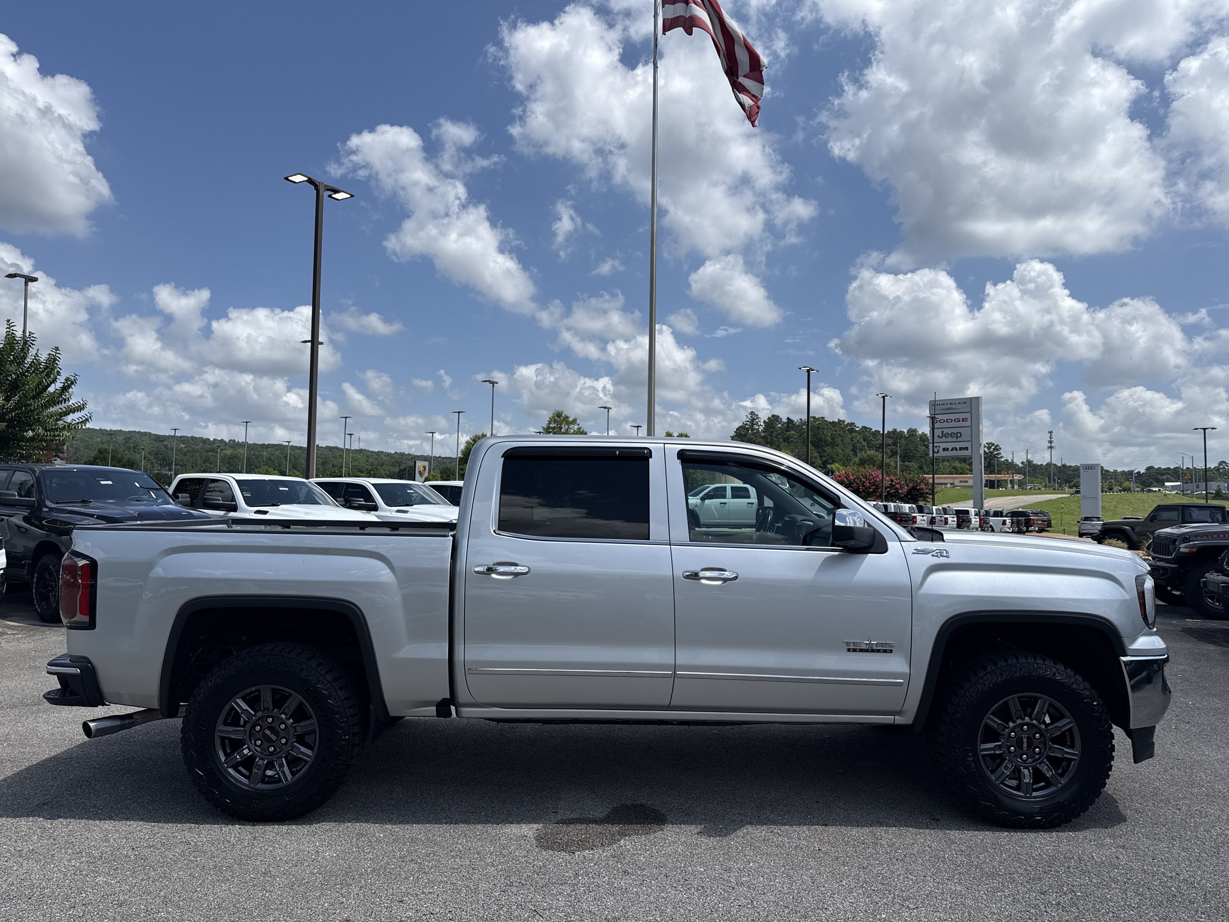Used 2018 Quicksilver Metallic GMC SLT image 8