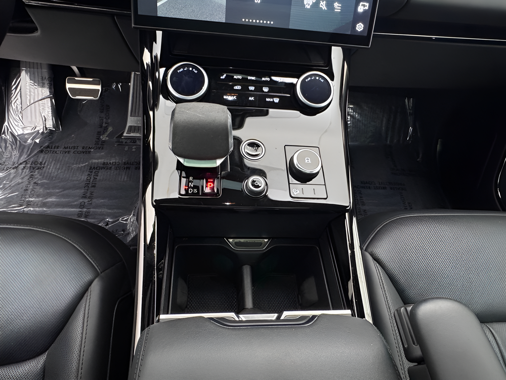 Used 2023  Land Rover SE Dynamic image 14