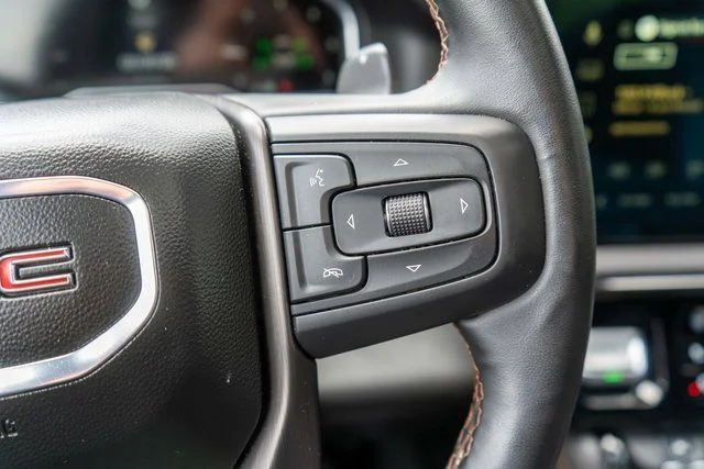 Used 2025  GMC AT4 image 32